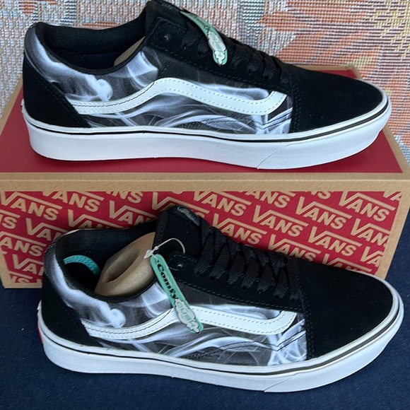 Vans WMNS Comfycush Old Skool 
After Dark Black/White
VN0A5DYCBZW
sneakers - Picture 2 of 16